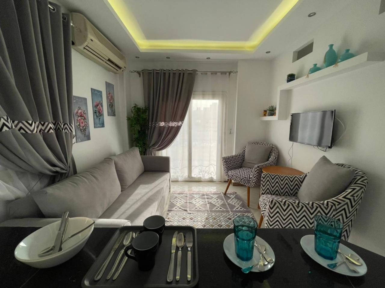 شقة في قلب القاهرة الجديدة تطل على شارع التسعين الشمالي Exterior foto